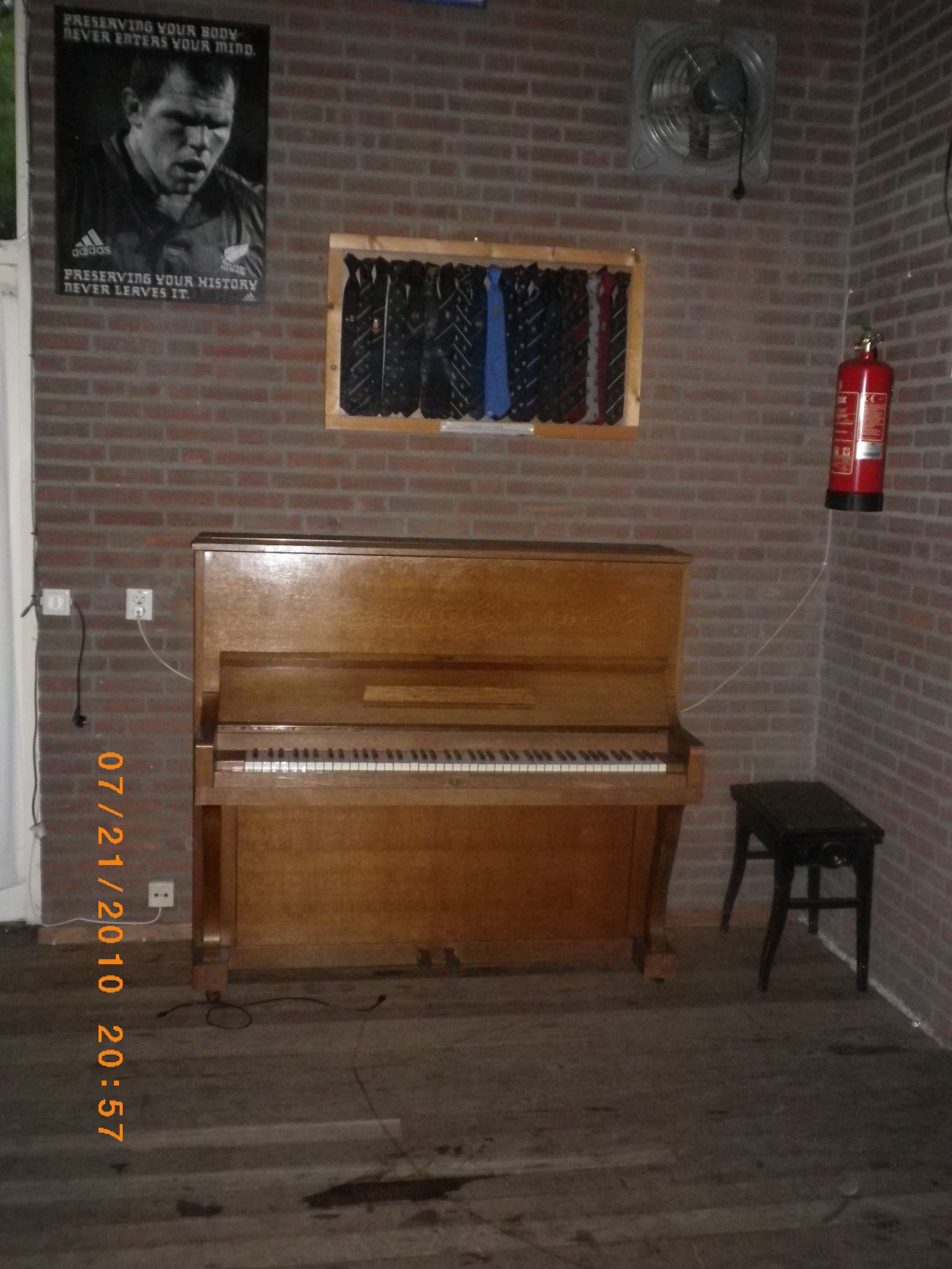 Club100_piano